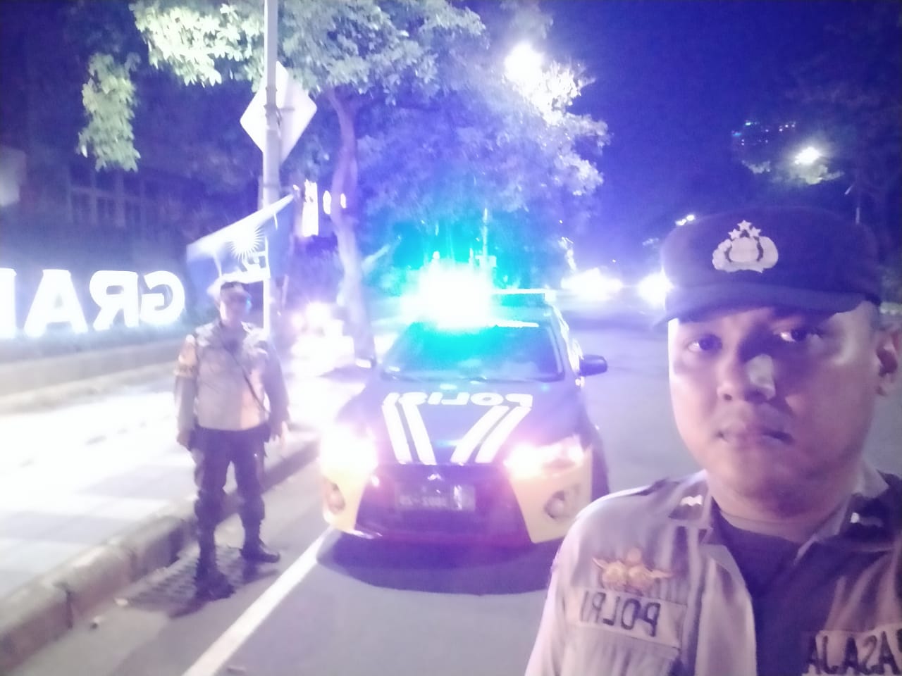 Polsek Gayungan Patroli Blue Light Cegah Balap Liar di Jalan Ahmad Yani