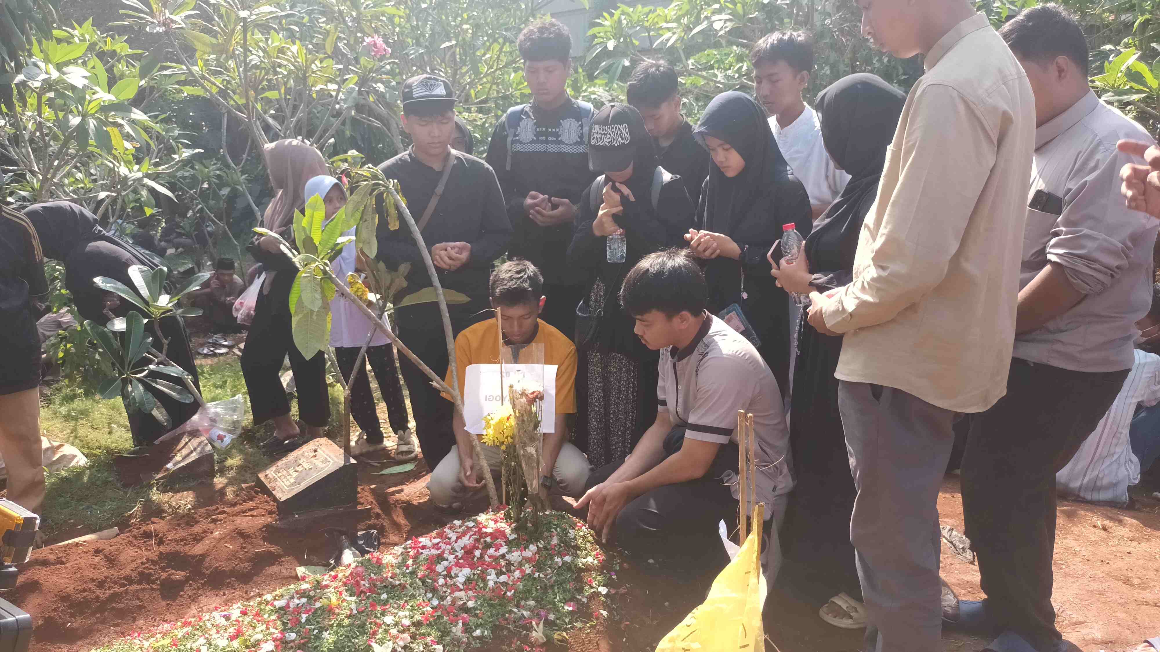 Isak Tangis Pecah saat 6 Korban Laka Maut Bus di Ciater Subang Dimakamkan Berdampingan