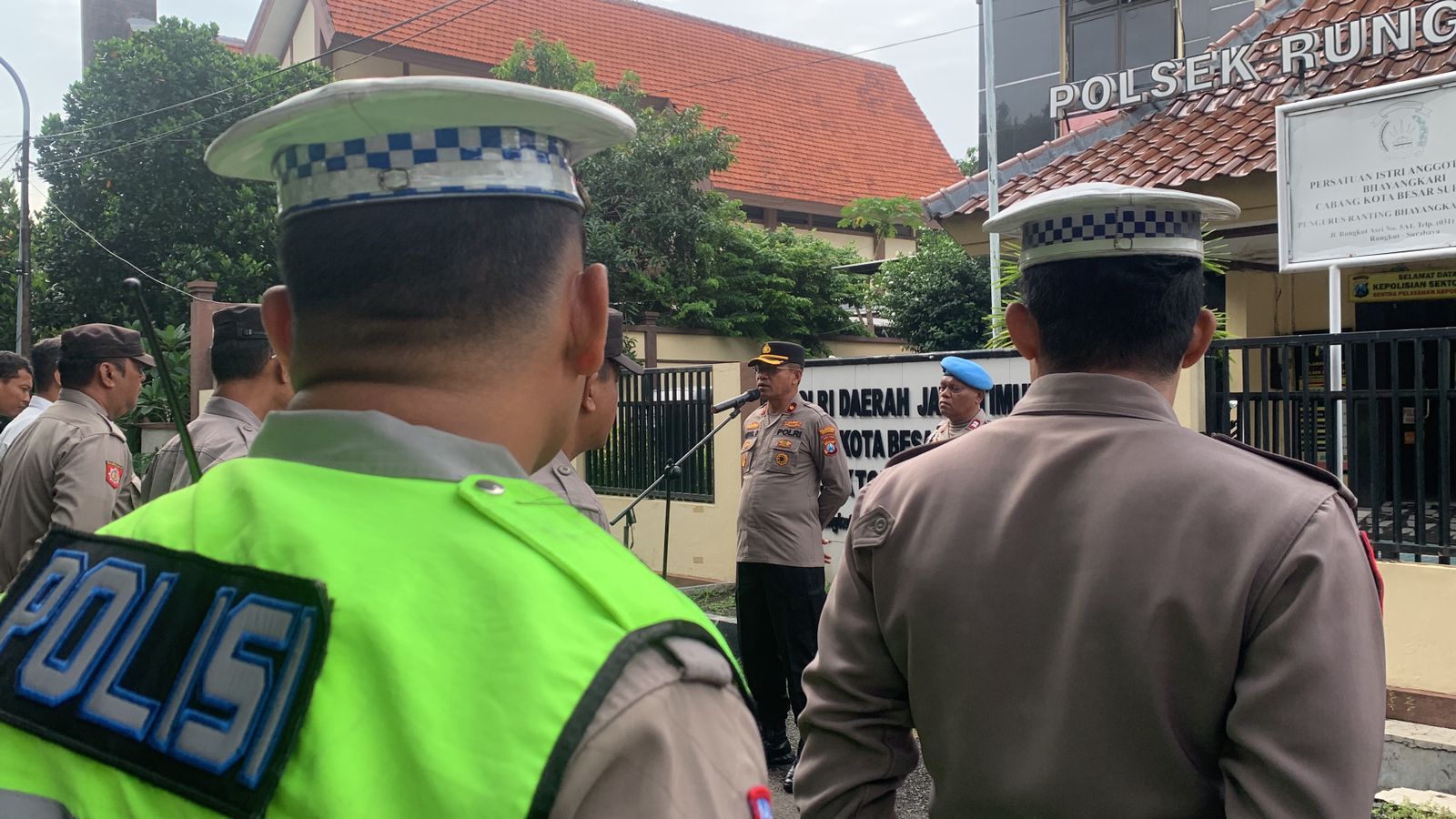 Pimpin Apel Jam Pimpinan, Kapolsek Rungkut Tekankan Pelayanan Humanis dan Program Blue Light Patrol