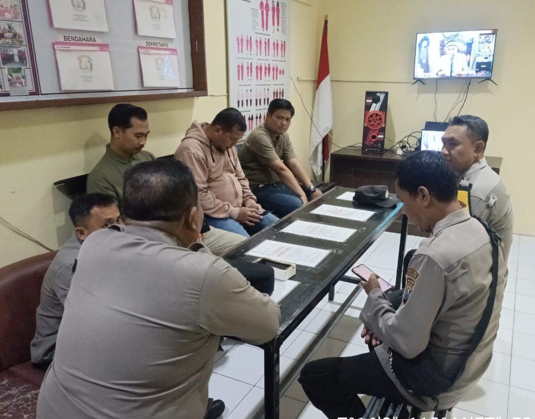 Anggota Polsek Sukomanunggal Ikuti Binrohtal Virtual, Perkuat Iman dan Spiritualitas