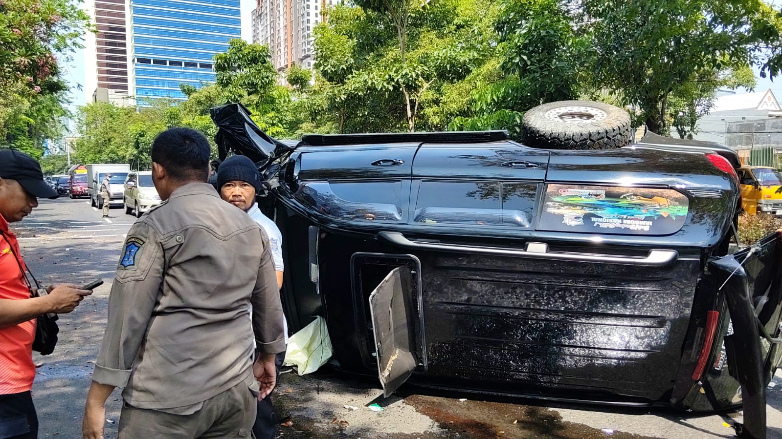Sopir Ngantuk, Toyota Land Cruiser Terbalik di Ahmad Yani