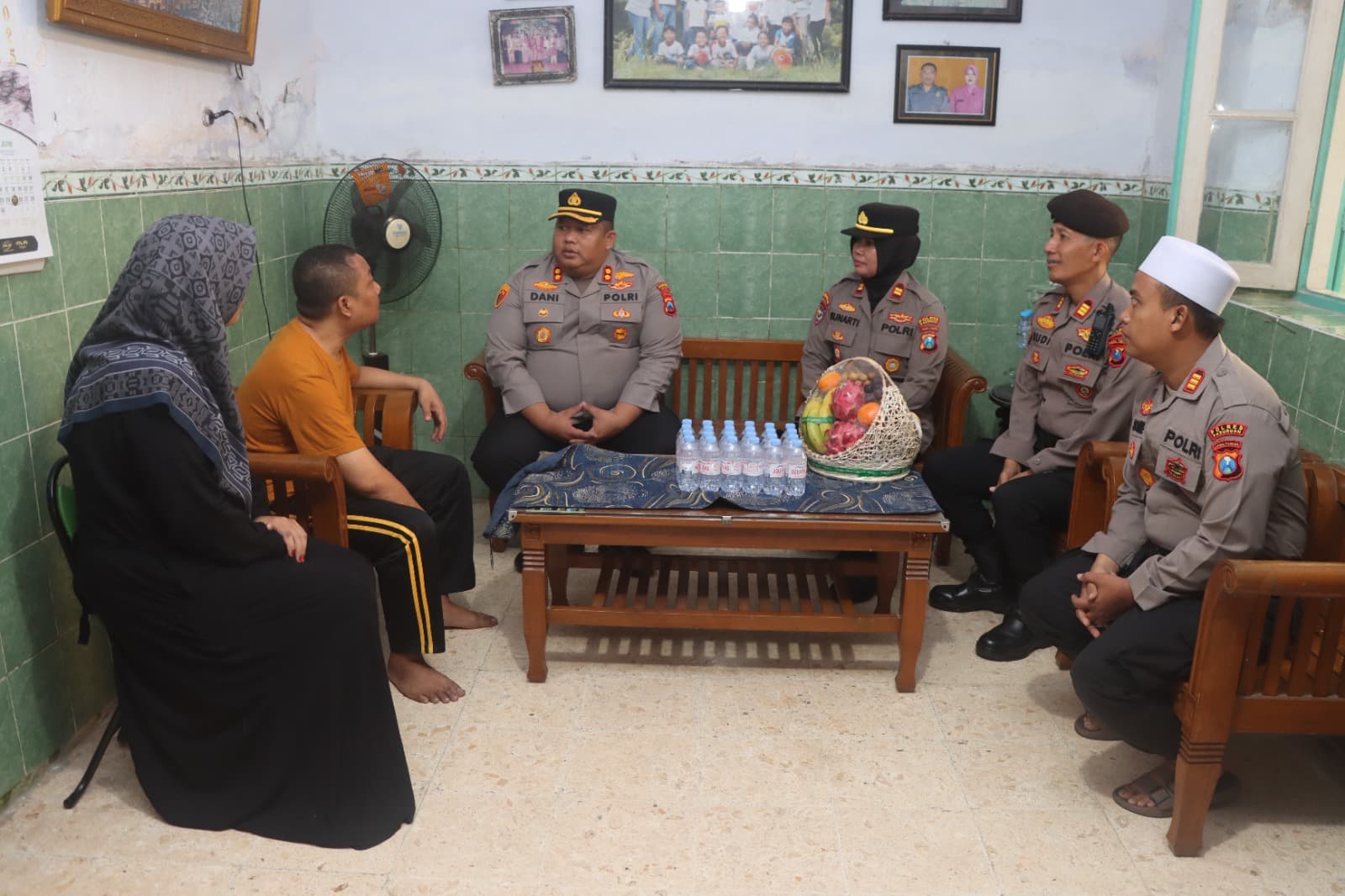 Kapolres Pasuruan Kunjungi Anggota yang Sakit dalam Rangka Hari Bhayangkara ke-79