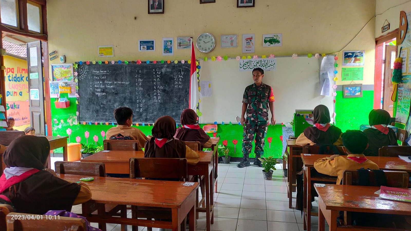 Babinsa Masuk Sekolah, Kenalkan Wawasan Kebangsaan kepada Siswa