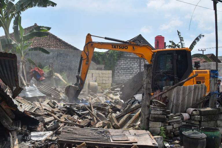 Kembalikan Aset, Puluhan Bangli di Jalan Tambak Wedi Digusur