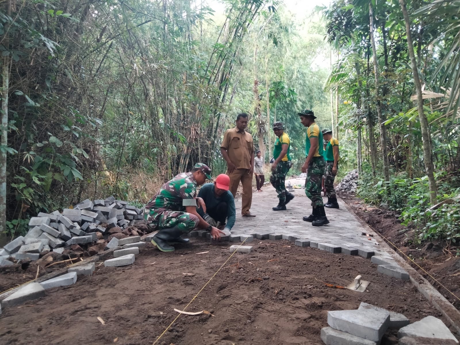 Gotong Royong TNI dan Masyarakat Percepat Pembangunan Jalan Dusun Curahbamban