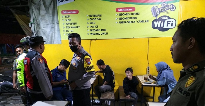 Patroli Gabungan Polsek Tenggilis Mejoyo Jaga Keamanan Malam: Ingatkan Jam Malam Anak di Bawah Umur