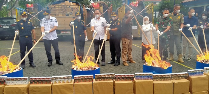 Bea Cukai Jatim II Bakar Jutaan Batang Rokok