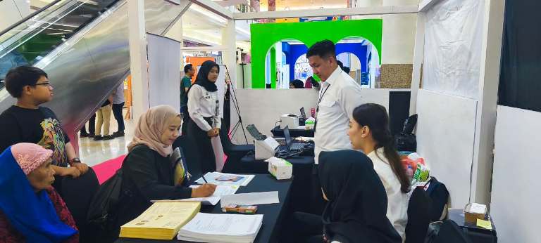 Hari Kedua Umrah Ramadan Expo, Imigrasi Kelas 1 TPI Surabaya Terima Puluhan Permohonan Paspor
