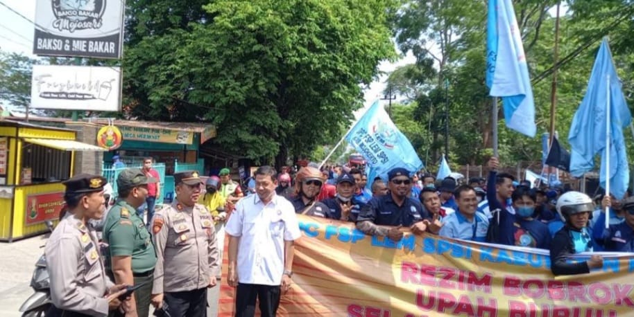 Polres Mojokerto Kawal Keberangkatan Aksi Buruh ke Grahadi