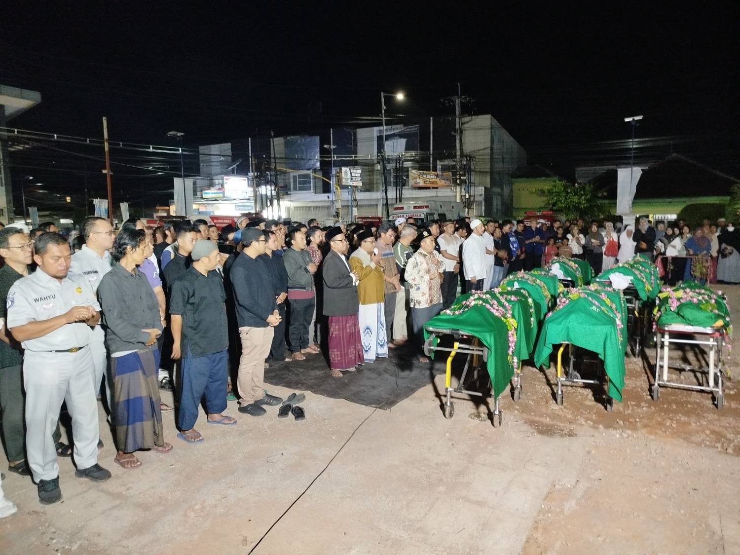 Tragedi Maut Rombongan RS Bina Sehat Jember, 8 Korban Meninggal dan 17 Luka-luka Disambut Isak Tangis Keluarga