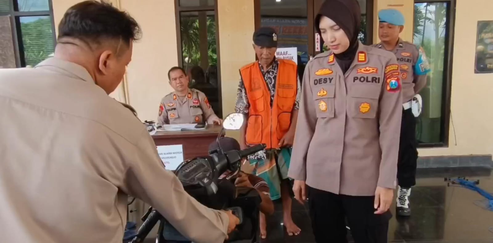 Antusias Warga Pasang Alarm Motor Gratis untuk Cegah Curanmor di Surabaya