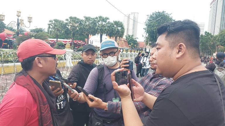 Penahanan Ijazah Pekerja: Lemahnya Pengawasan Pemrov Jatim dan Pemkot Surabaya