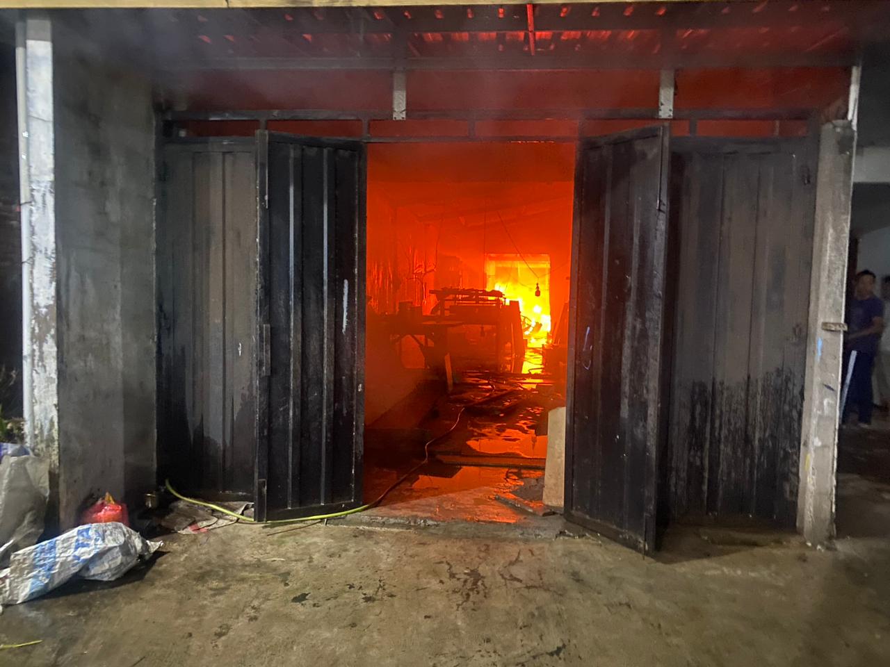 Korsleting, Rumah Usaha Mebel Pakis Terbakar