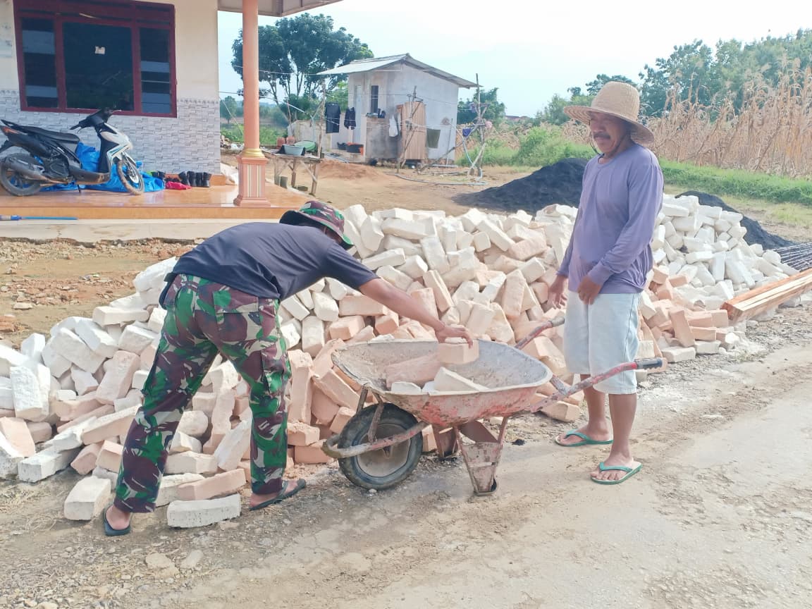 Angkut Batu Bata, Satgas TMMD Percepat RTLH Warga