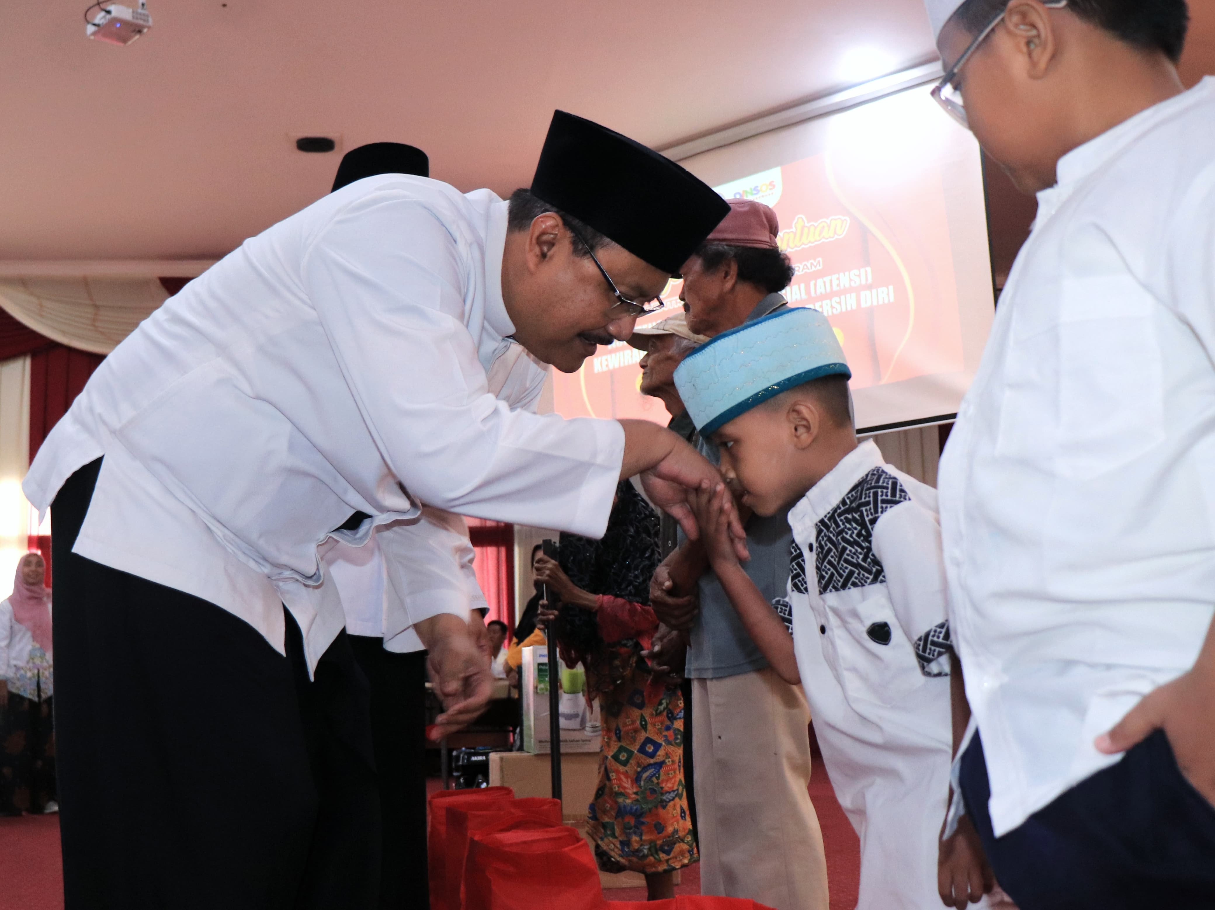 Salurkan Bantuan Disabilitas dan Lansia, Gus Ipul: Semoga Bermanfaat Sesuai Kebutuhan 