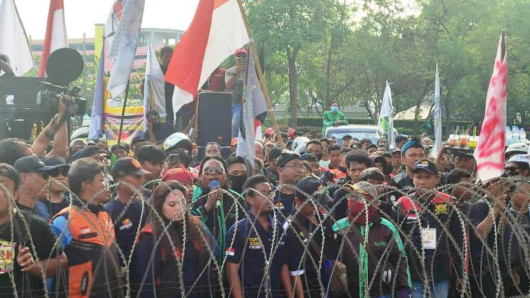 Ojol Mengguncang Surabaya: Tuntut Keadilan Tarif, Aplikator Bandel Terancam Sanksi