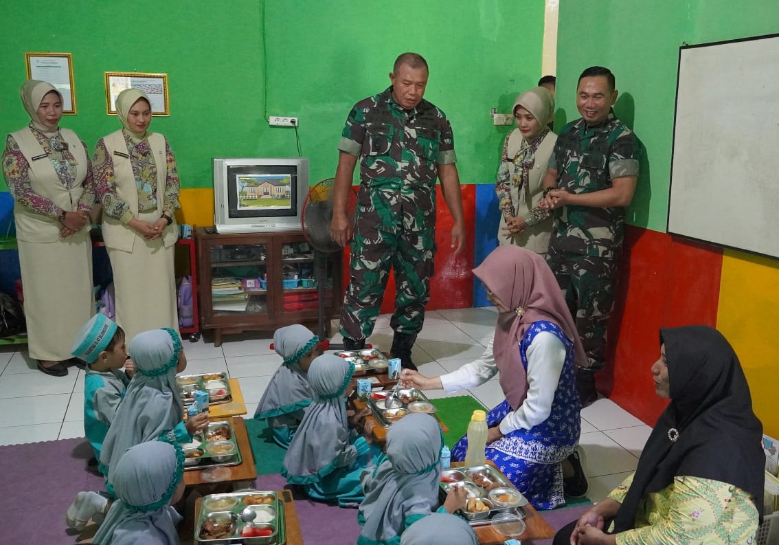 Uji Coba, Kodim Bojonegoro bersama SPPG Taman Rajekwesi Distribusikan Ratusan Porsi Makan Sehat dan Bergizi