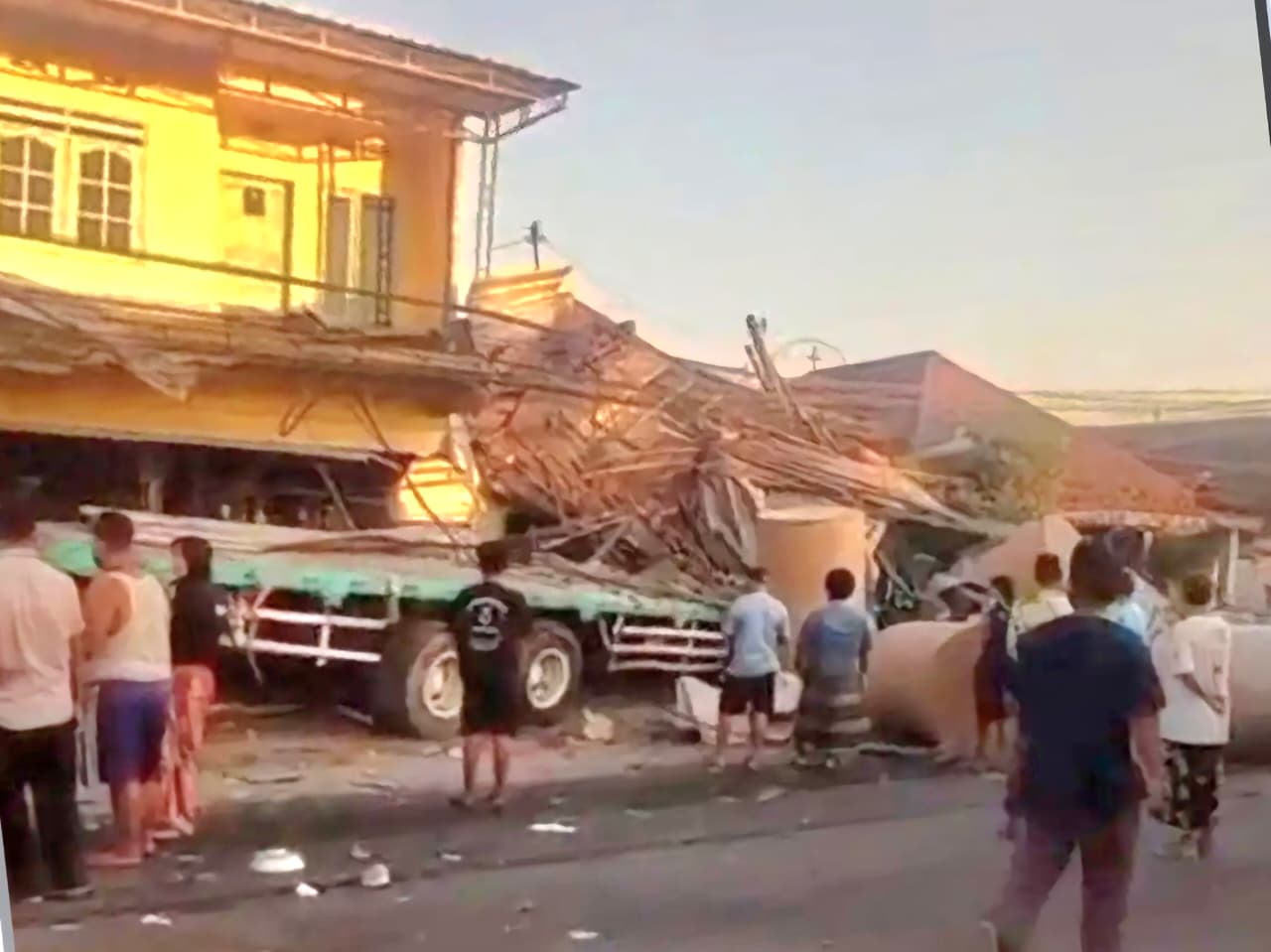 Tronton Maut Hantam Rumah dan Pengendara di Gempol, 4 Nyawa Melayang
