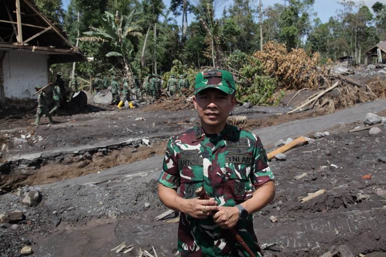 Dandim 0821 Lumajang Ajak Pengungsi Erupsi Semeru Tetap Semangat dan Jaga Kesehatan