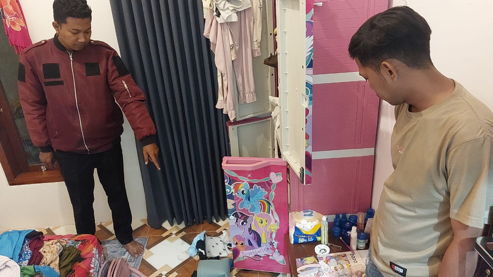 Ditinggal Nonton Karnaval, Isi Rumah Diobok-obok Maling