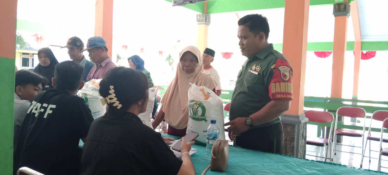 Pastikan Bantuan Tepat Sasaran, Babinsa Umbul Kawal Pendistribusian Beras kepada Warga