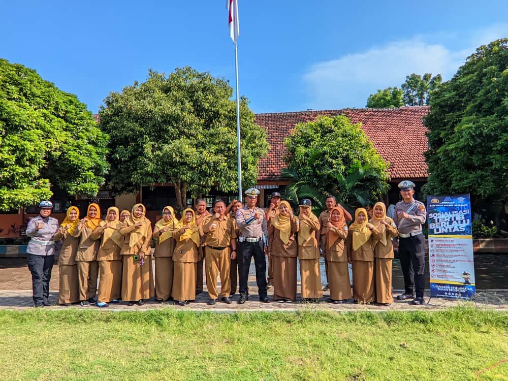 Polisi Ajak Pelajar SMAN 1 Kunir Jadi Pelopor Keselamatan Berlalu Lintas