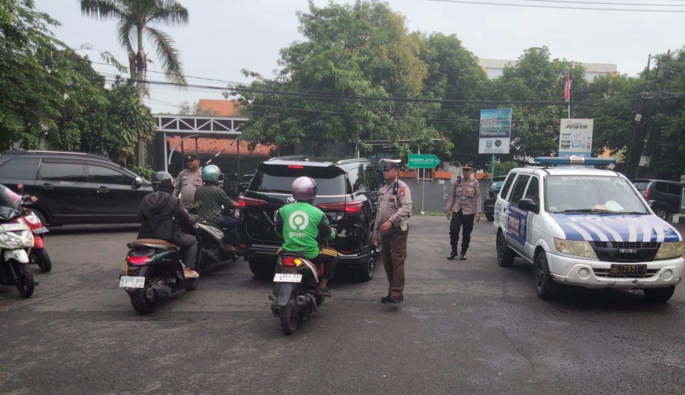 Pos Pagi Polsek Gayungan Pastikan Arus Lalu Lintas Jembatan Baru Gayungsari Lancar