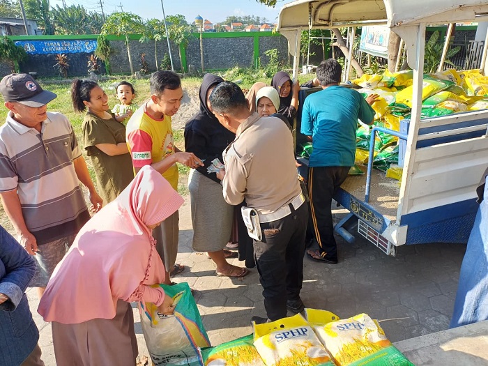 Polsek Krian Gelar Bazar Murah dan Distribusi ke Warga 