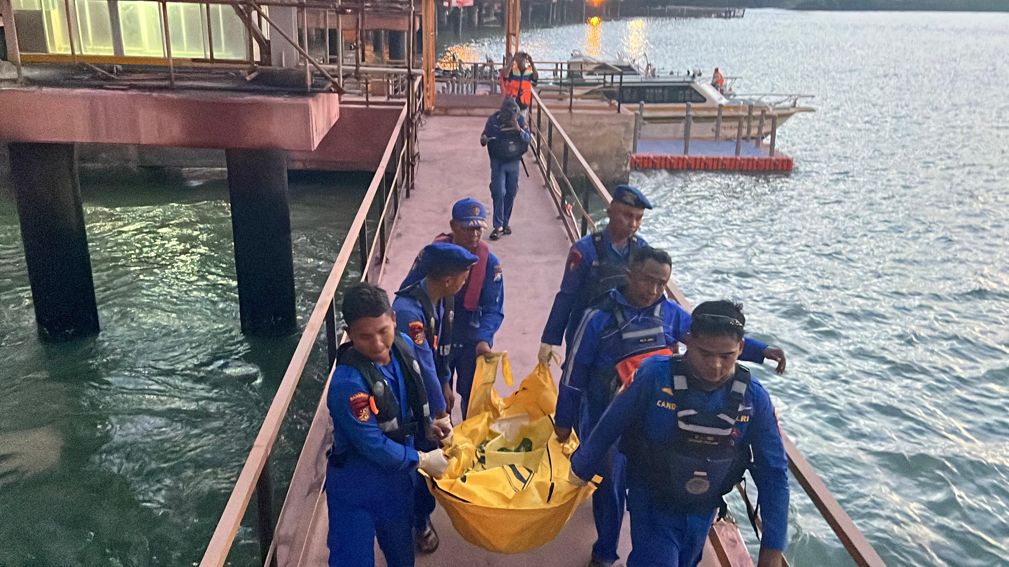 Respons Cepat Satpolairud Polres Gresik Bantu Evakuasi Jasad Lansia di Dermaga Pelabuhan Petro