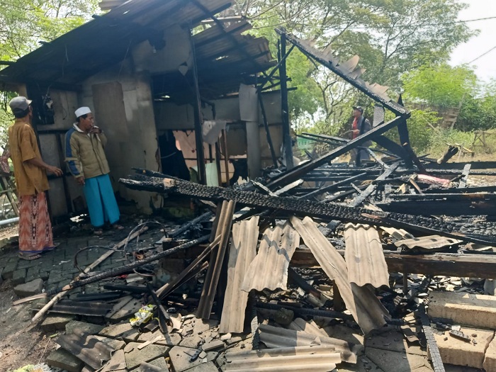 Ditinggal Jemput Anak Sekolah, Rumah Papan di Pasuruan Ludes Terbakar