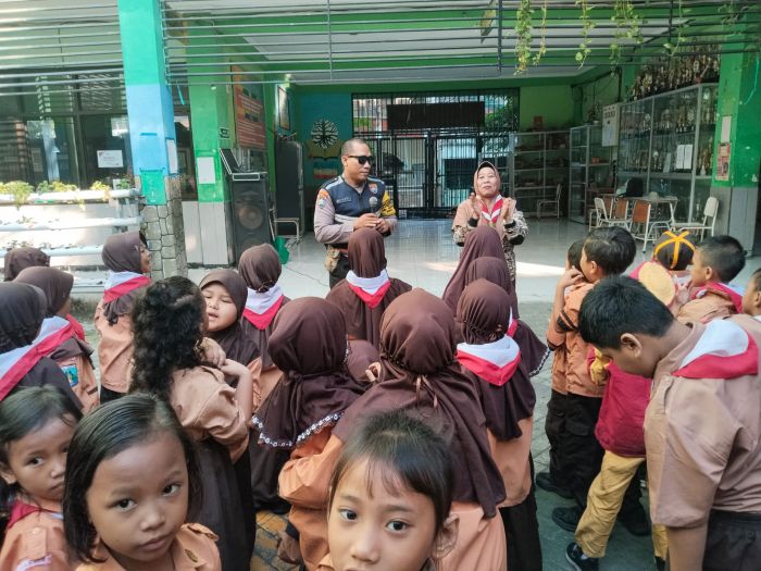 Sambang Sekolah, Polsek Tandes Edukasi Pramuka di SDN Manukan Kulon