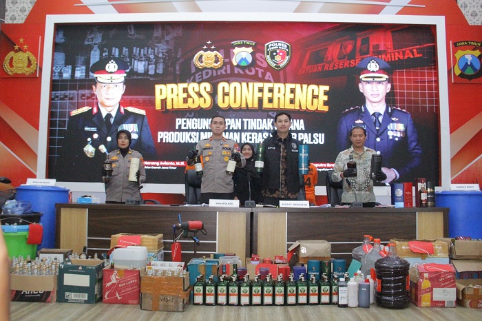 Polres Kediri Kota Ungkap Kasus Pemalsuan Miras Impor dan Aksi Pengeroyokan