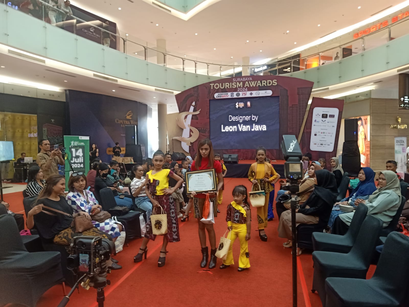 Fashion Show Batik Anak-Anak Semarakkan HUT ke-731 Surabaya di Surabaya Tourism Award 2024