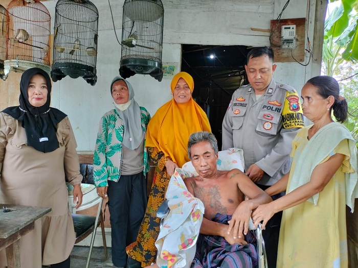 Polsek Tandes Salurkan Bantuan Kursi Roda untuk Warga Karangpoh