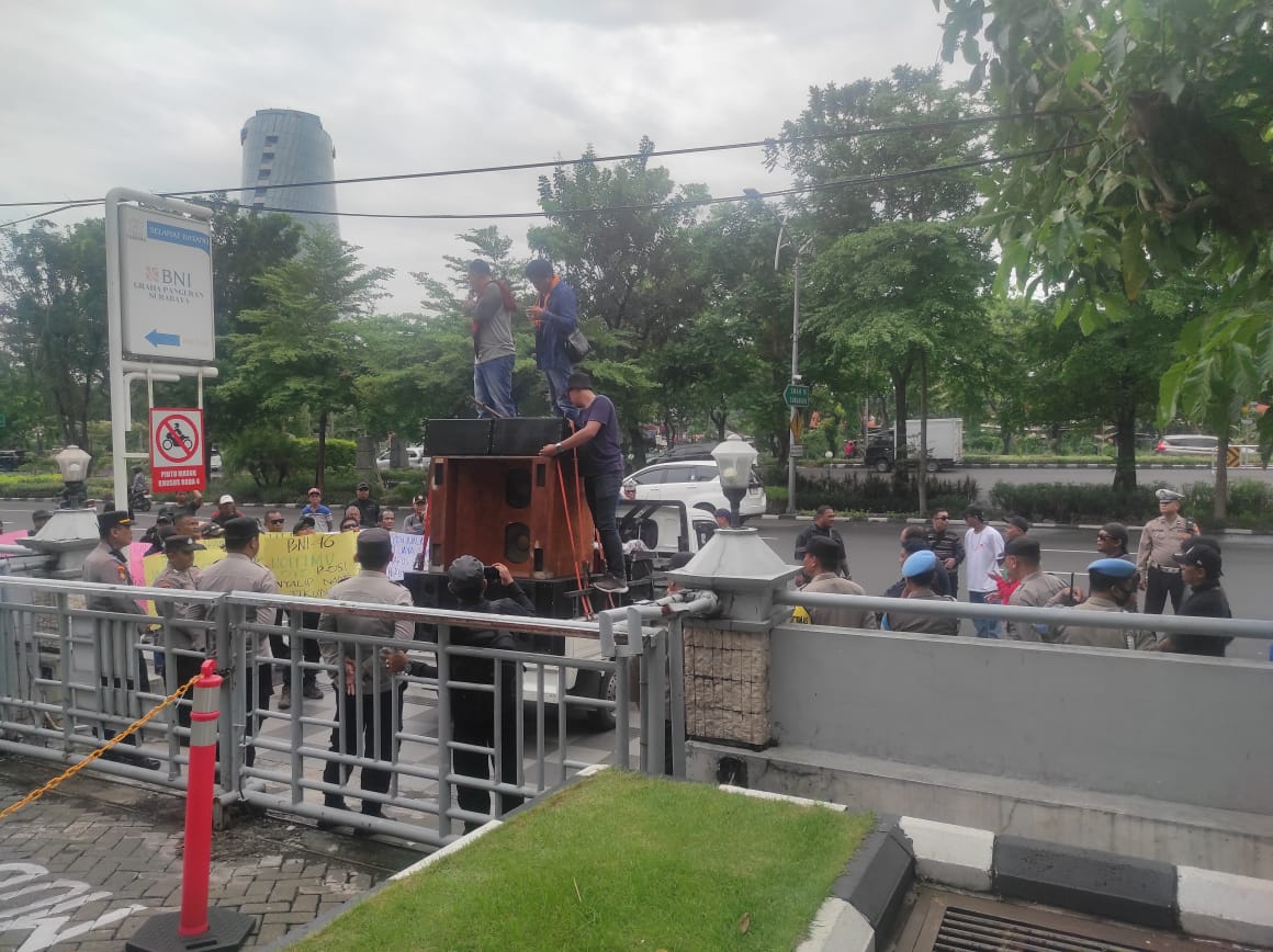 Polsek Gayungan Kawal Demo di Depan BNI 46 Surabaya