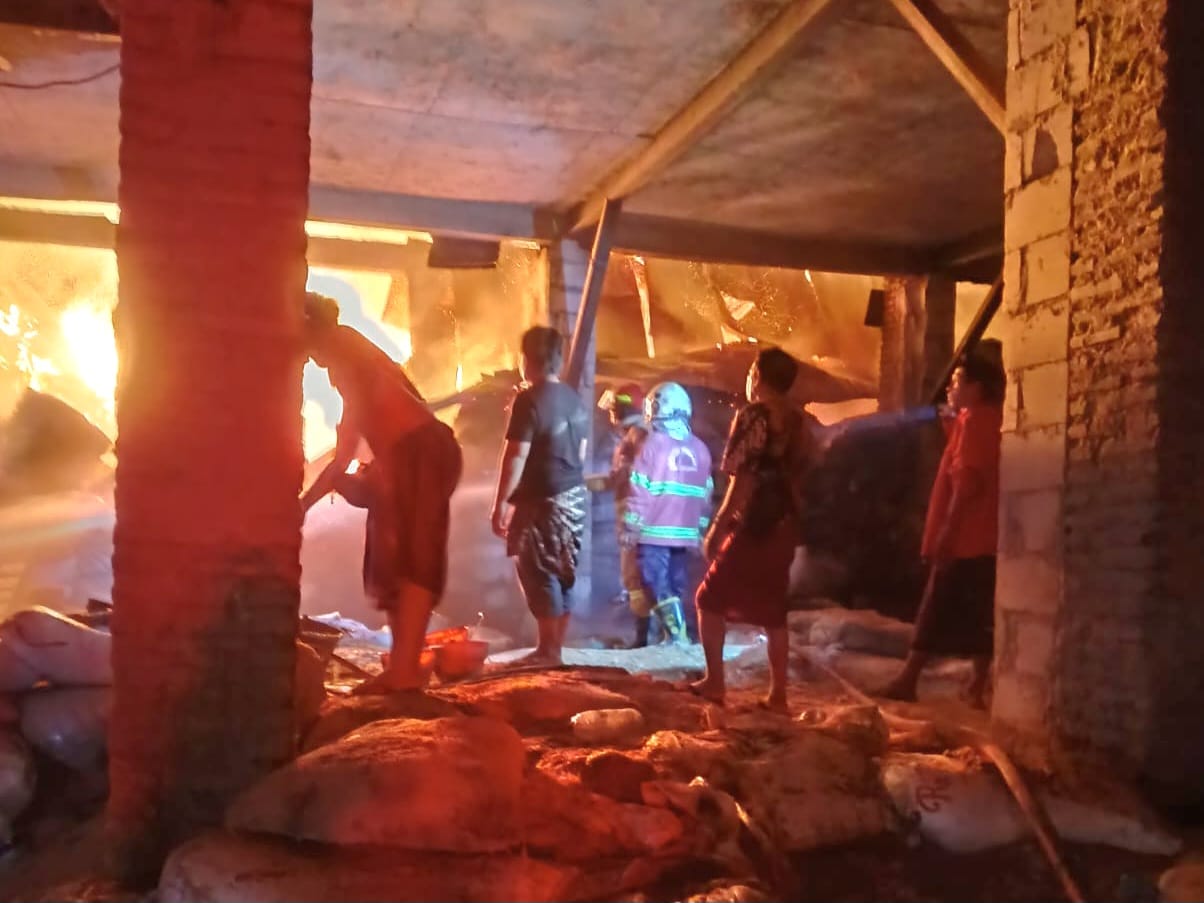 Gudang Bekatul di Grati Terbakar Hebat