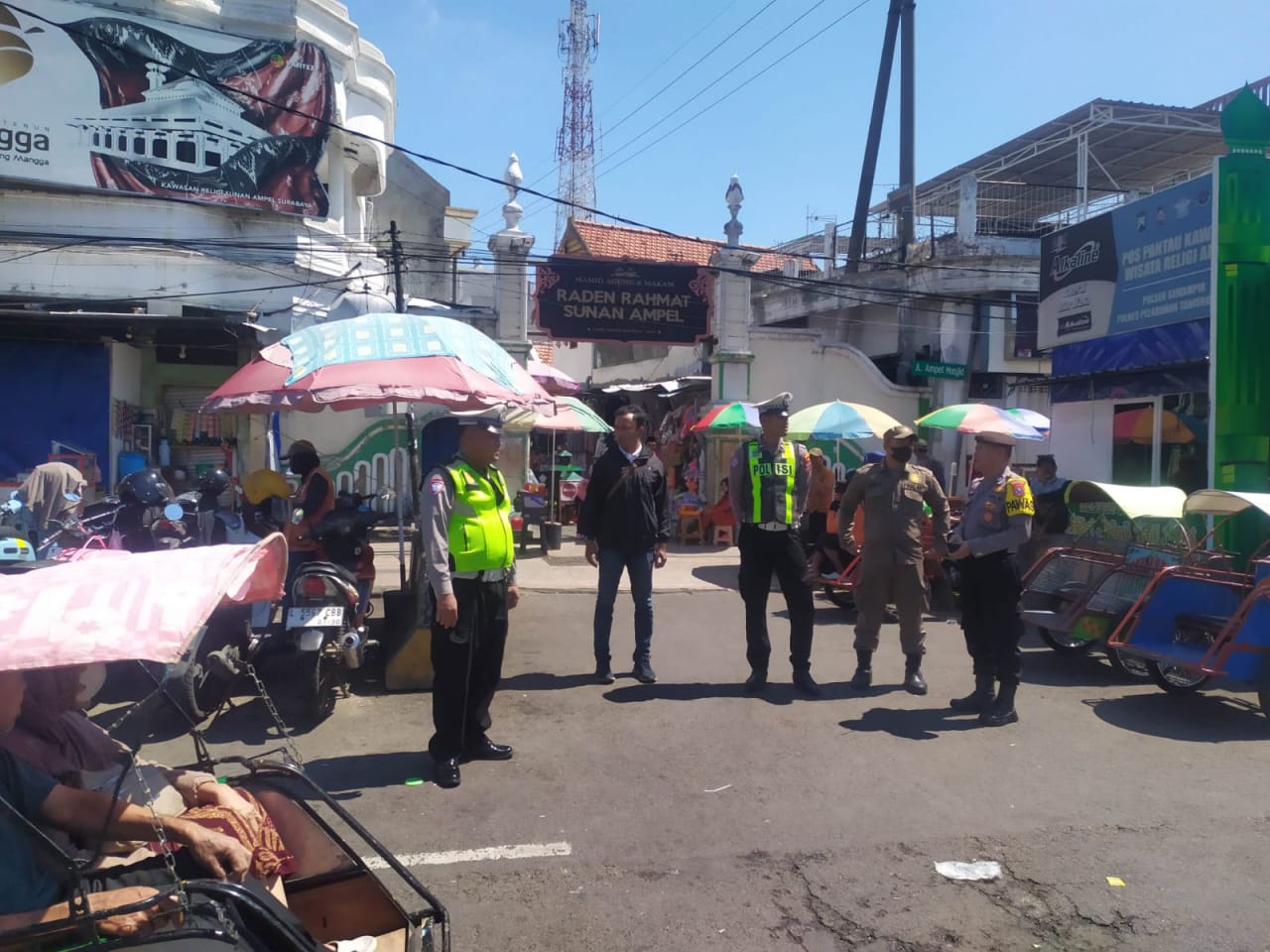 Jaga Kamtibmas di Pusat Religi, Polsek Semampir Patroli Dialogis di Sunan Ampel