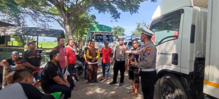 Ngopi Bareng Sopir, Polisi Sosialisasikan Operasi Patuh Semeru dan ODOL di Probolinggo