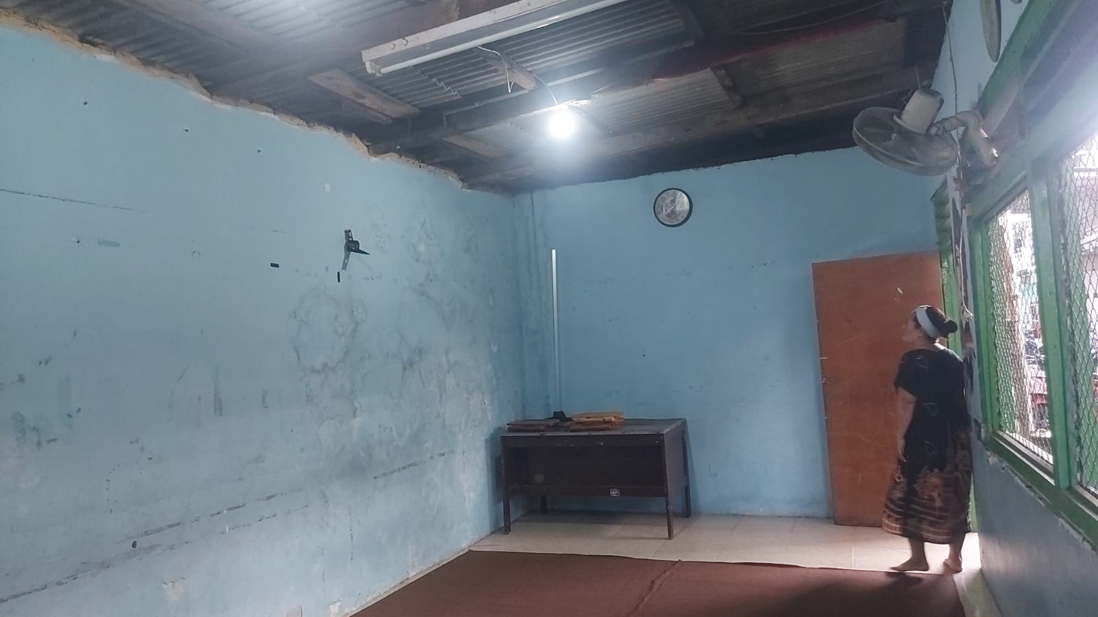 Atap Balai RT 01/RW 01 Lumumba Buntu Surabaya Bocor, Lurah Ngagel Sarankan Warga Gotong Royong