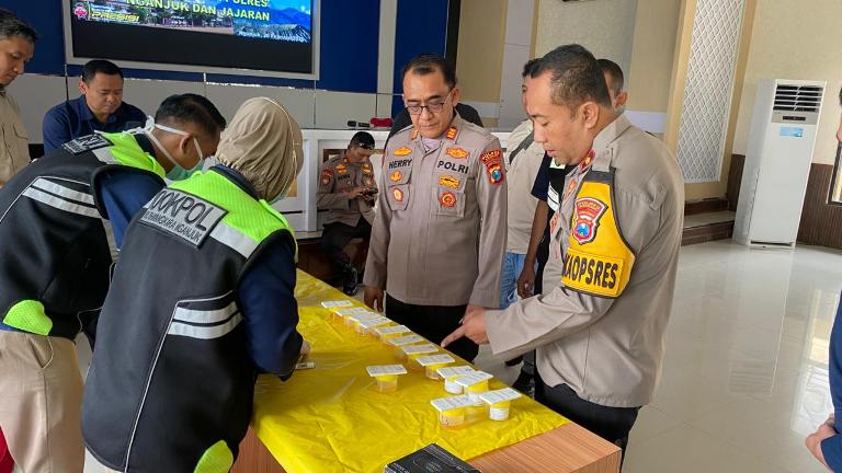 Puluhan Personel Polres Nganjuk Jalani Tes Urin Mendadak