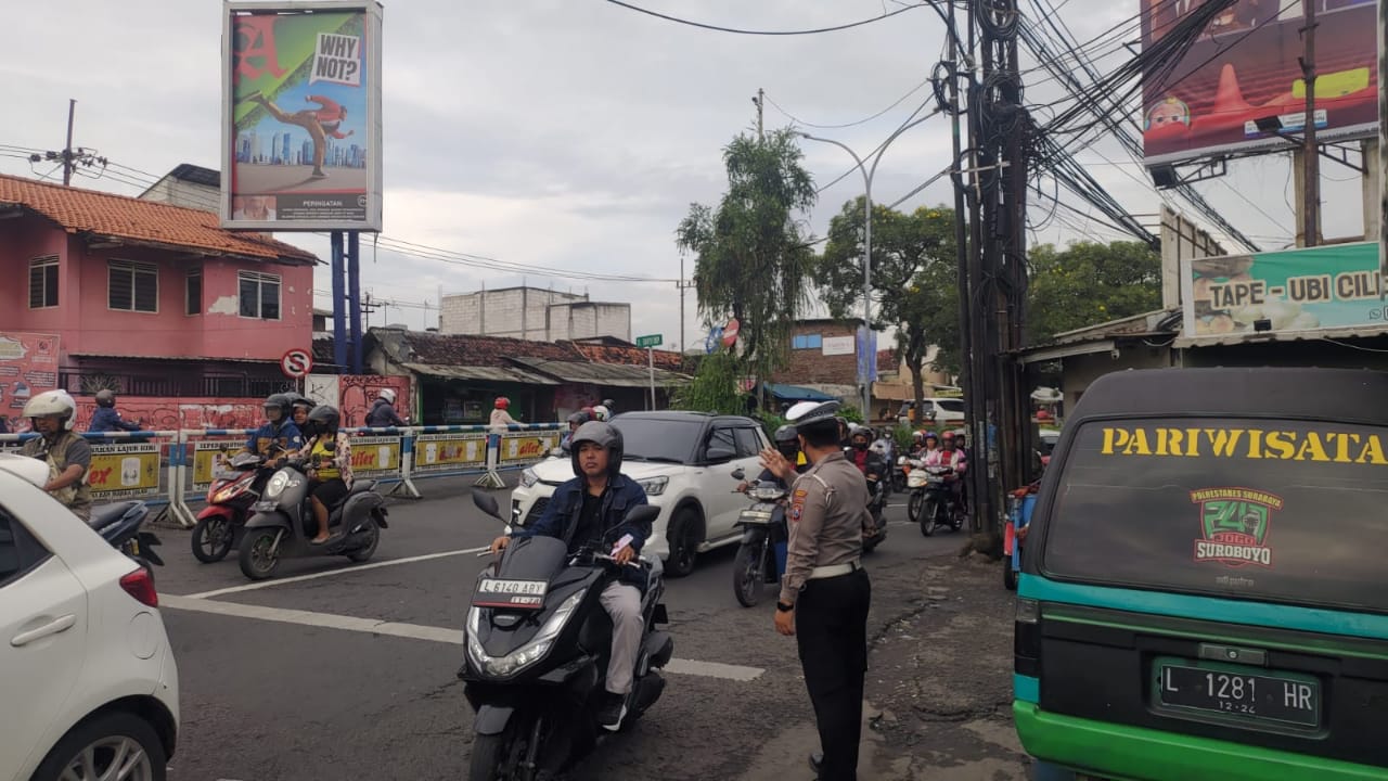 Polsek Sawahan Amankan Lalu Lintas di Simpang Kupang Girilaya