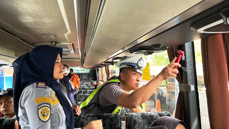 Satlantas Polres Pasuruan Gelar Ramp Check Angkutan Umum di Terminal Pandaan
