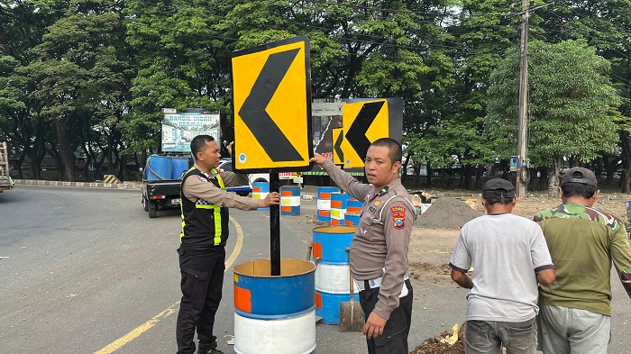 Rawan Kecelakaan, Satlantas Polres Pasuruan Pasang Rambu Peringatan di Bundaran Apollo Gempol 