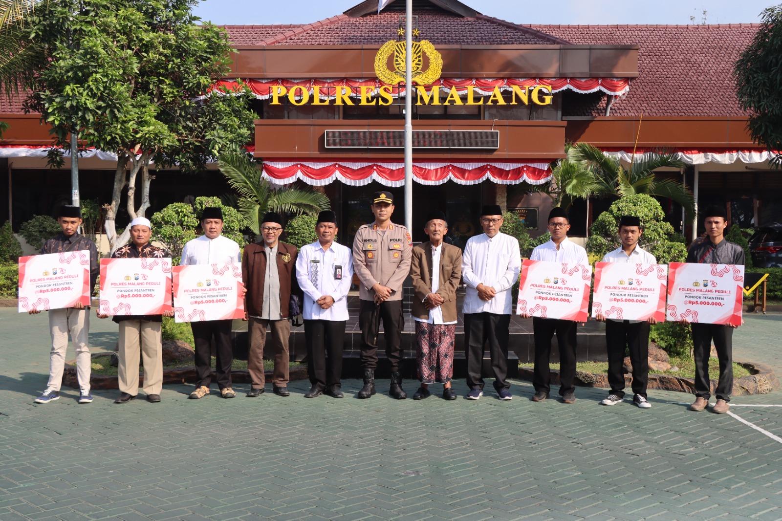 Sambut HUT Ke-79 RI, Polres Malang Salurkan Bantuan Rumah Ibadah, Pondok Pesantren, dan Panti Asuhan