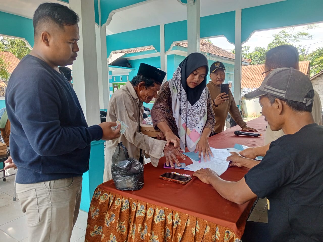 Penyaluran BLT-DD, Air Mata Nuriyadi Menetes Terima Uang Rp1,5 Juta dari Abah Holla