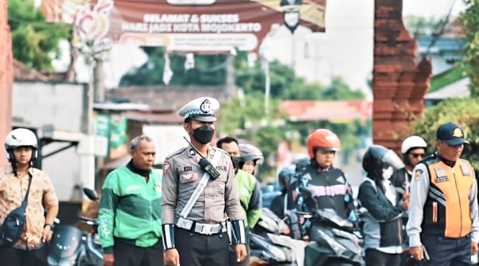 Hari Pahlawan, Pengguna Jalan Simpang Lima Kenanten Heningkan Cipta Sejenak 