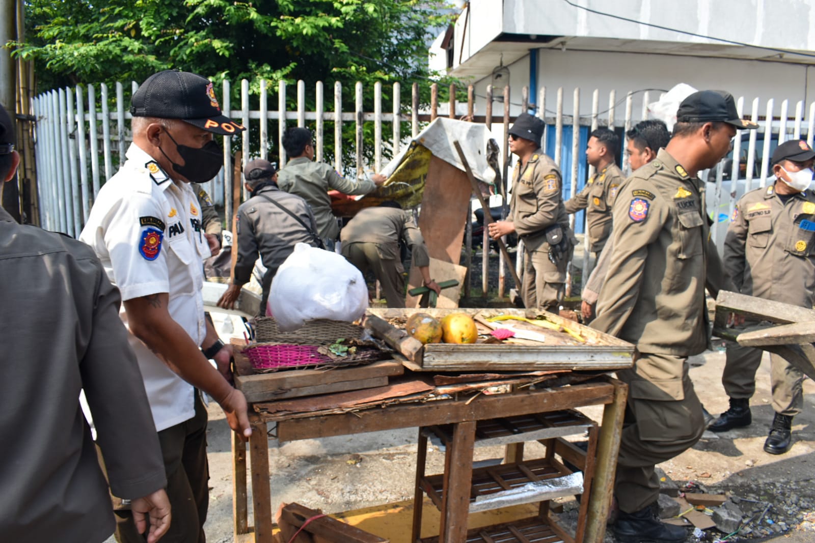 Satpol PP Surabaya Bongkar Paksa Lapak PKL dan Bangunan Liar di Manukan