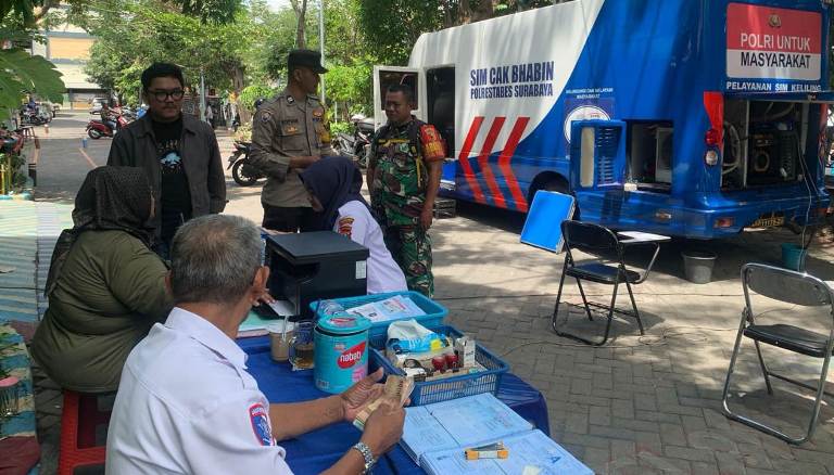 Polsek Rungkut Dampingi Warga Surabaya Urus SIM lewat Program 