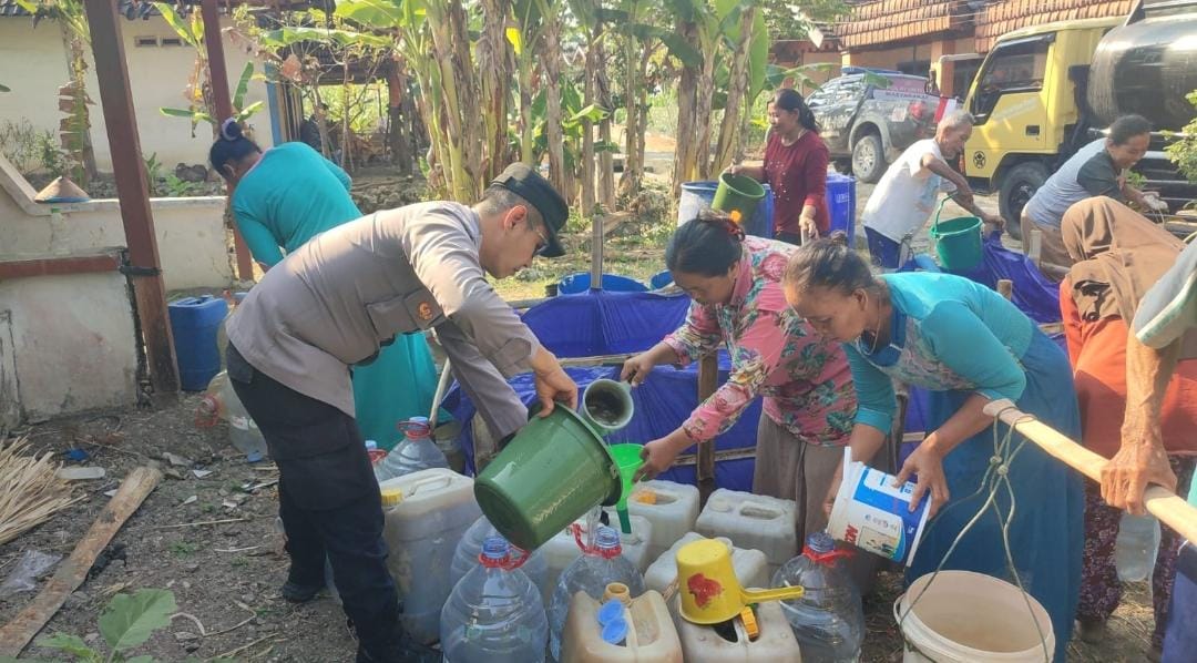 Bantu Warga Hadapi Kemarau, Polsek Ngambon Distribusikan 8.000 Liter Air Bersih