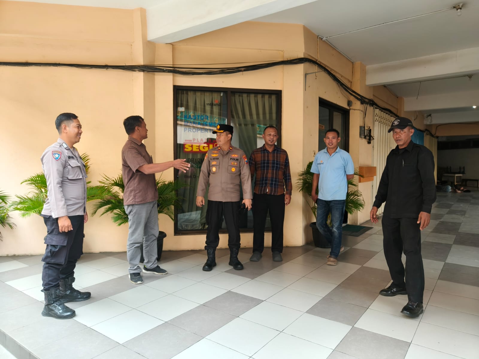 Antisipasi Curanmor, Kapolsek Sukomanunggal Gelar Patroli Dialogis di Pertokoan Segi 8